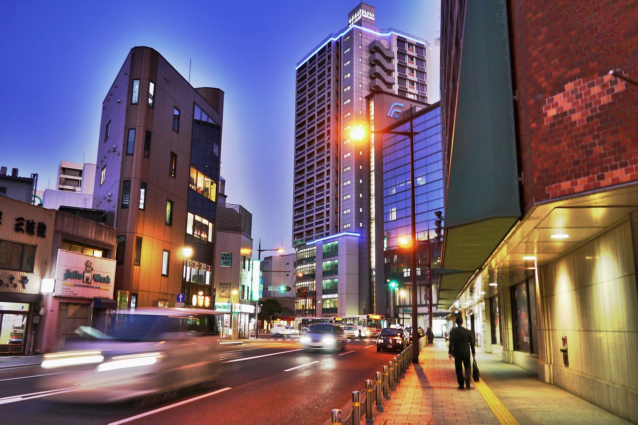 体育西路与东方之门，城市繁华的交汇点